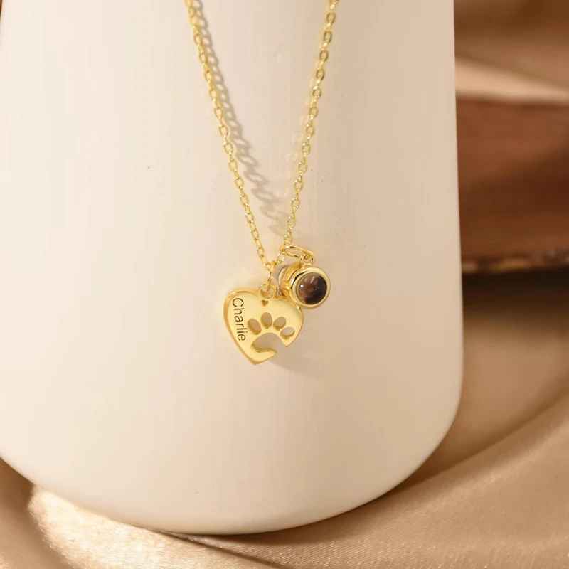 Collezione IN.CISO   ✔ Pet Amour  Collana personalizzata con nome e zampa, che proietta la tua foto