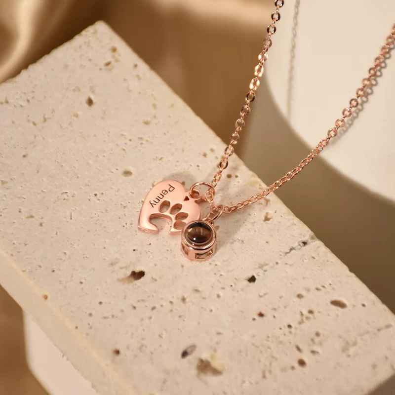 Collezione IN.CISO   ✔ Pet Amour  Collana personalizzata con nome e zampa, che proietta la tua foto